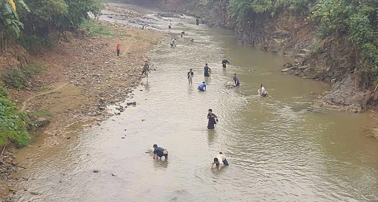 Nhiều người dân bản Xiêng Nứa xuống suối bắt cá