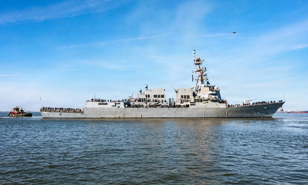 Tàu khu trục và tàu tiếp tế Mỹ va chạm trên biển Caribe, 2 thủy thủ bị thương nhẹ