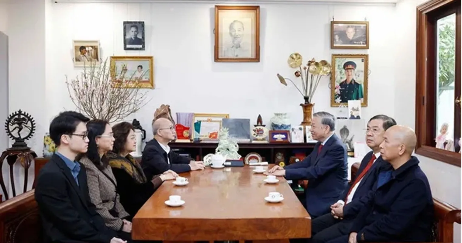 Tổng Bí thư Tô Lâm với thân nhân gia đình Thủ tướng Chính phủ Phạm Văn Đồng - Ảnh TTXVN