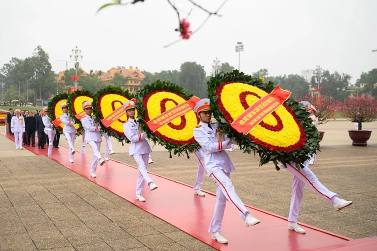 Vòng hoa của đoàn mang dòng chữ Đời đời nhớ ơn Chủ tịch Hồ Chí Minh vĩ đại - Ảnh GIA HÂN