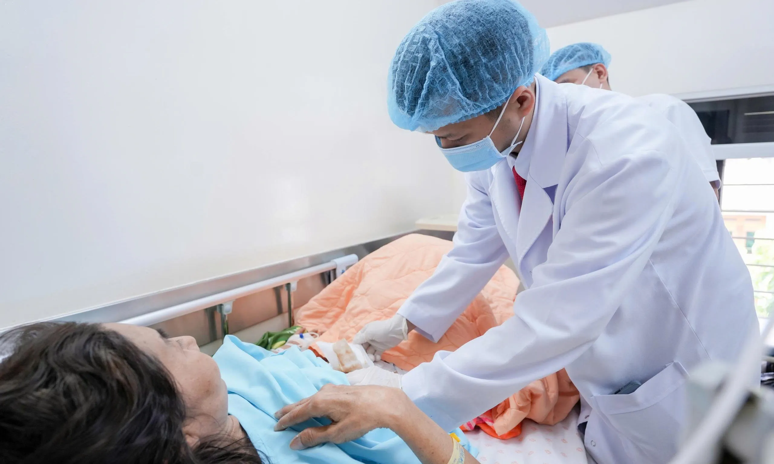 Tưởng đau dạ dày, ngờ đâu khối u tá tràng to bằng quả trứng ở vị trí hiểm