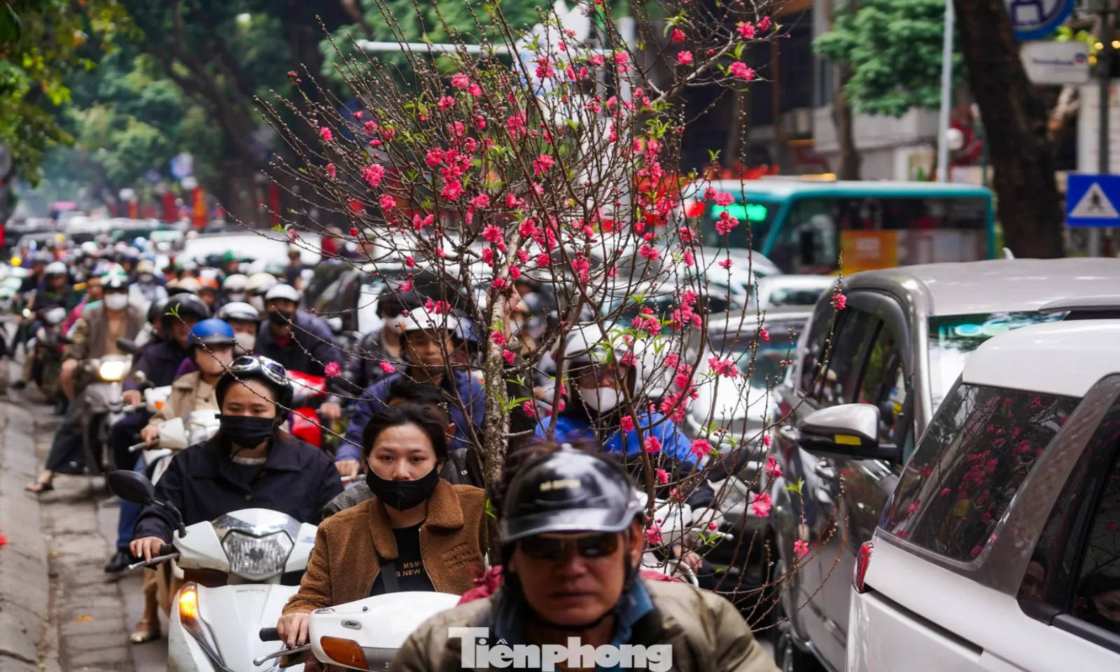Chiều 26 tháng Chạp, cửa ngõ Hà Nội ùn tắc kéo dài – Hình 1