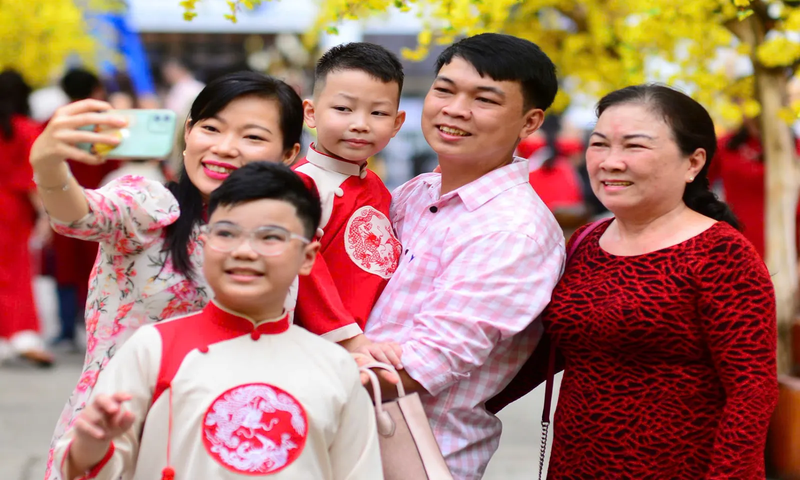 Chính phủ khuyến khích sinh đủ 2 con, phụ nữ sinh trước 35 tuổi – Hình 1