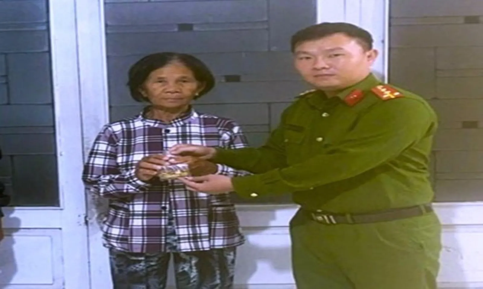 Đánh rơi 1,2 lượng vàng, cụ bà được công an tìm trả sau hơn một ngày
