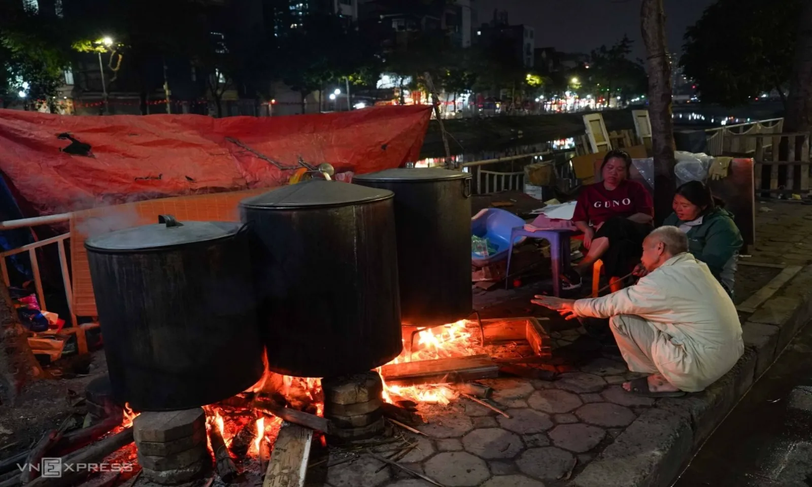 Đỏ lửa suốt đêm 26 Tết, Hà Nội rộn ràng bên nồi bánh chưng