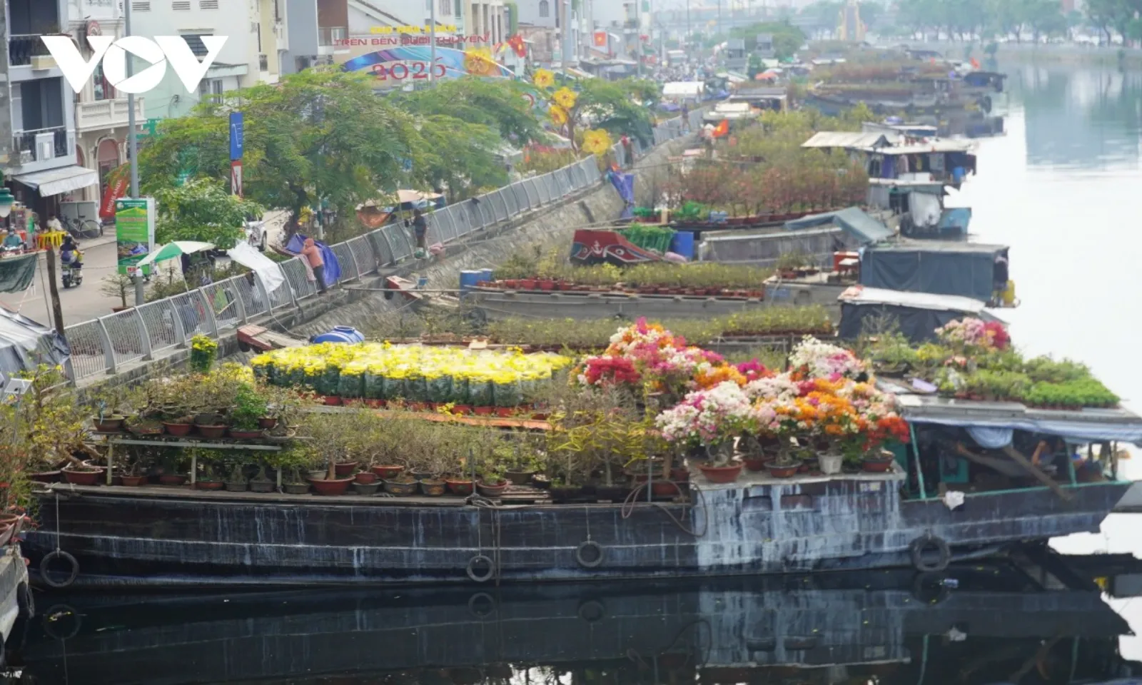Ghe hoa miền Tây đổ về bến Bình Đông, nhộn nhịp chợ Tết “trên bến dưới thuyền” – Hình 1