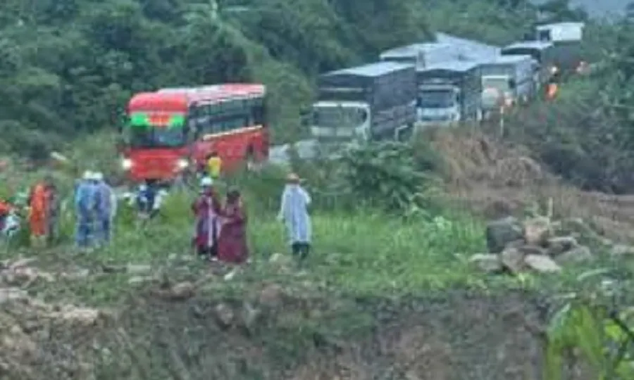 Nhiều xe xếp hàng dài trên đường nối Mũi Né - Đà Lạt