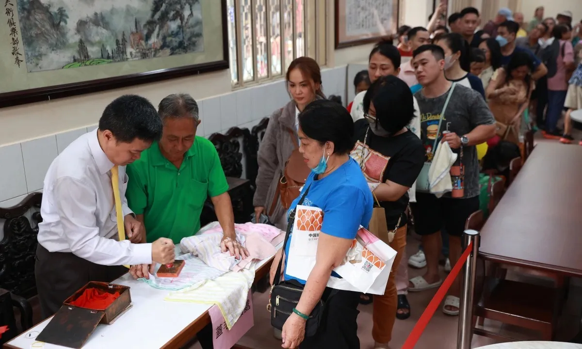 Người dân xếp hàng dài chờ xin ấn chùa cổ người Hoa ở Chợ Lớn ngày tất niên