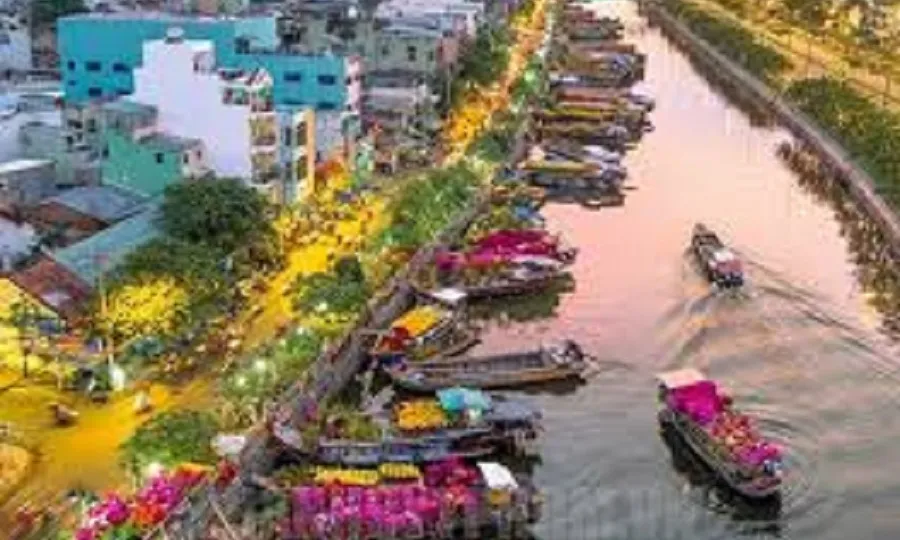 Sôi động chợ hoa xuân trên bến dưới thuyền 