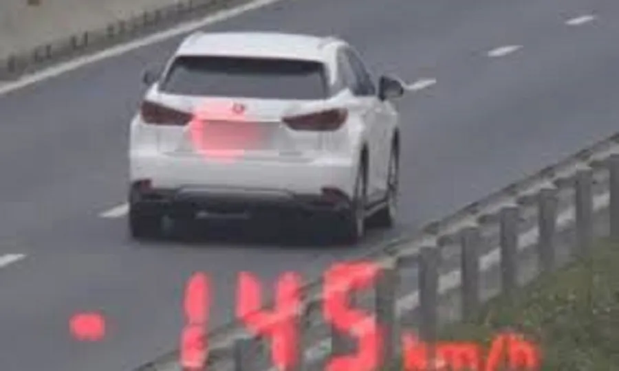 Ô tô vượt quá tốc độ cho phép 55 km/giờ trên cao tốc
