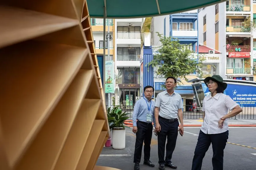 Phó Chủ tịch UBND TPHCM kiểm tra Đường sách Tết Bính Ngọ