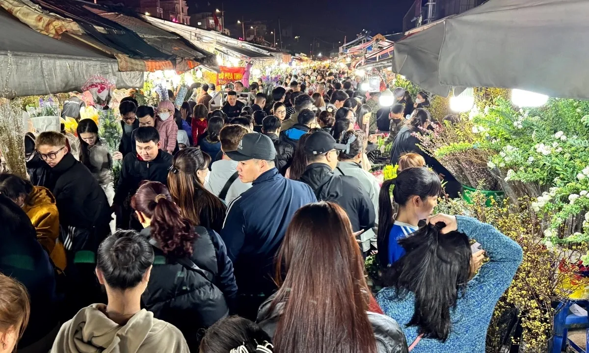 Chợ hoa lớn nhất Hà Nội chật kín người dân đêm cuối năm