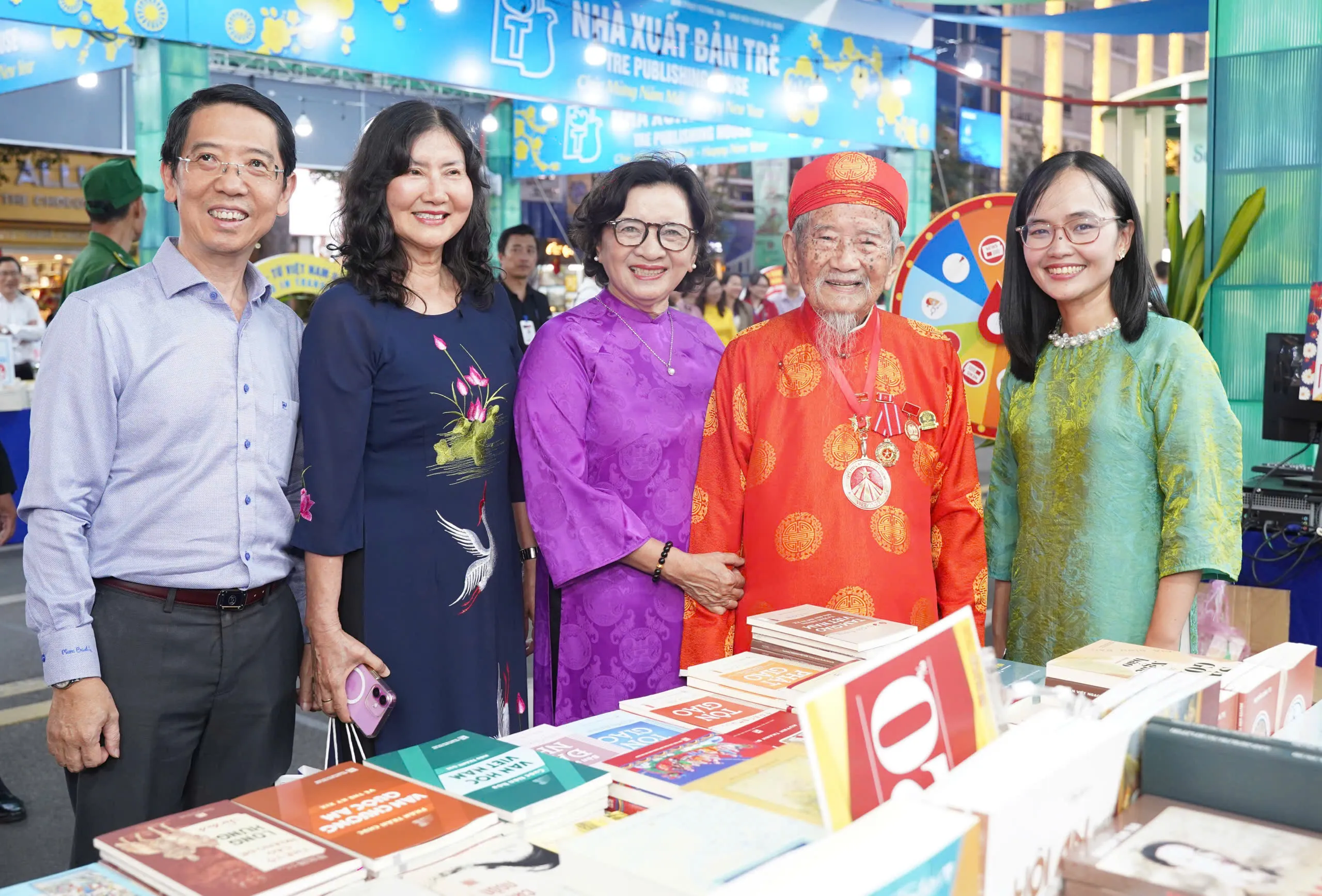 Đại sứ văn hóa đọc trọn đời, Nhà nghiên cứu Nguyễn Đình Tư (áo dài đỏ) tham quan các gian hàng sách