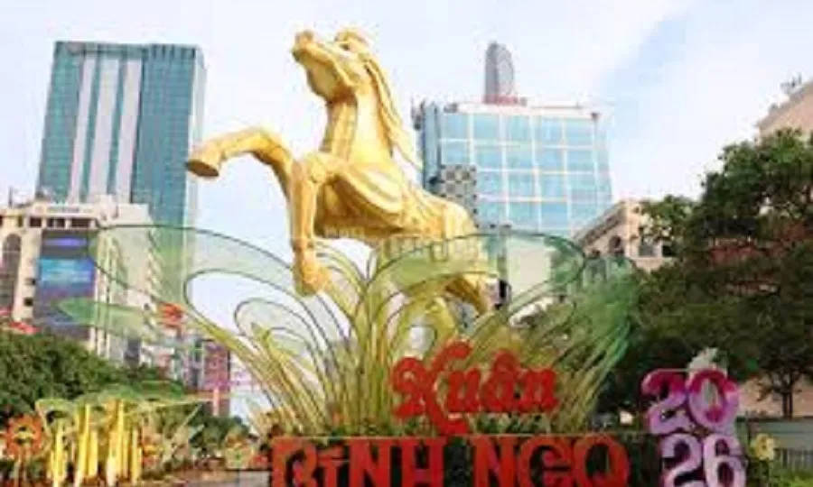 Linh vật ngựa Đường hoa Nguyễn Huệ hút khách tham quan ngày cận Tết