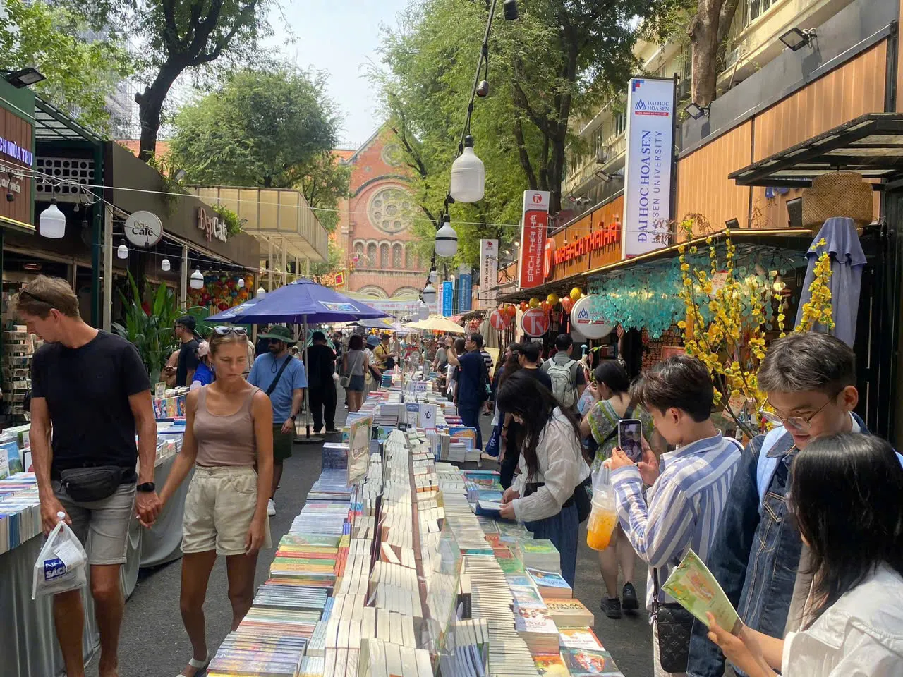 Đường sách TPHCM đông đảo du khách dịp tết Bính Ngọ 2026