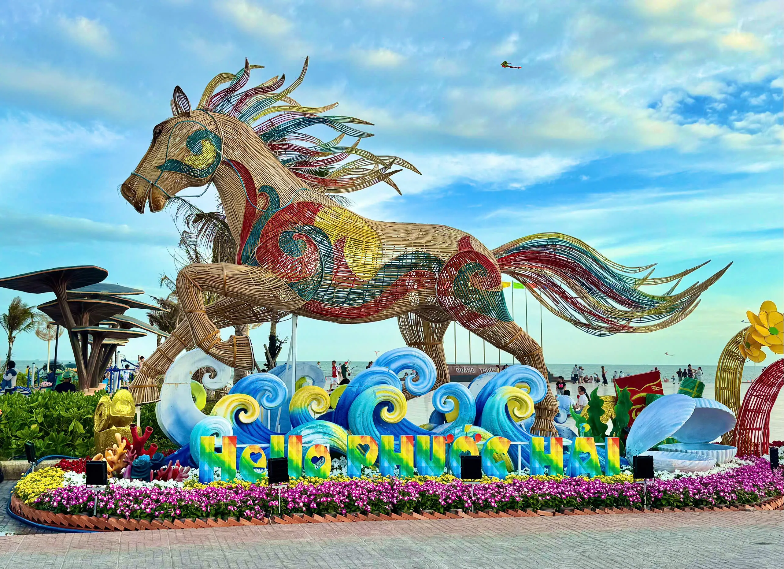 Linh vật ngựa xã Phước Hải được thiết kế từ mây tre