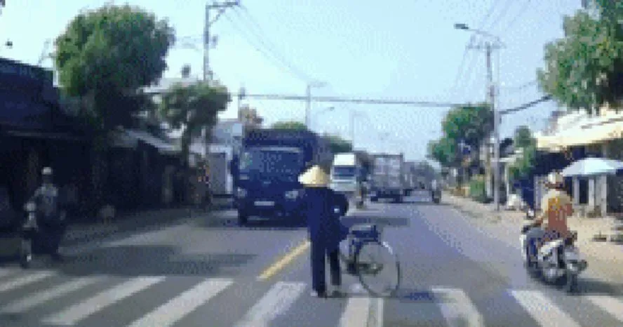 Cảm động clip hai tài xế nhường đường cho bà cụ vào cuối năm