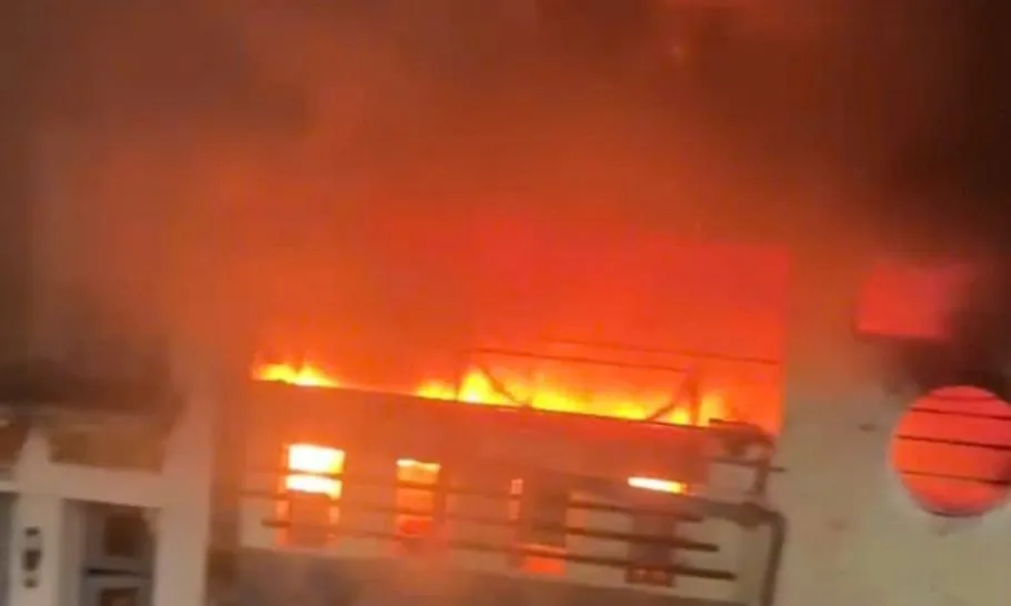 Nhà ba tầng ở TP.HCM cháy dữ dội đêm giao thừa