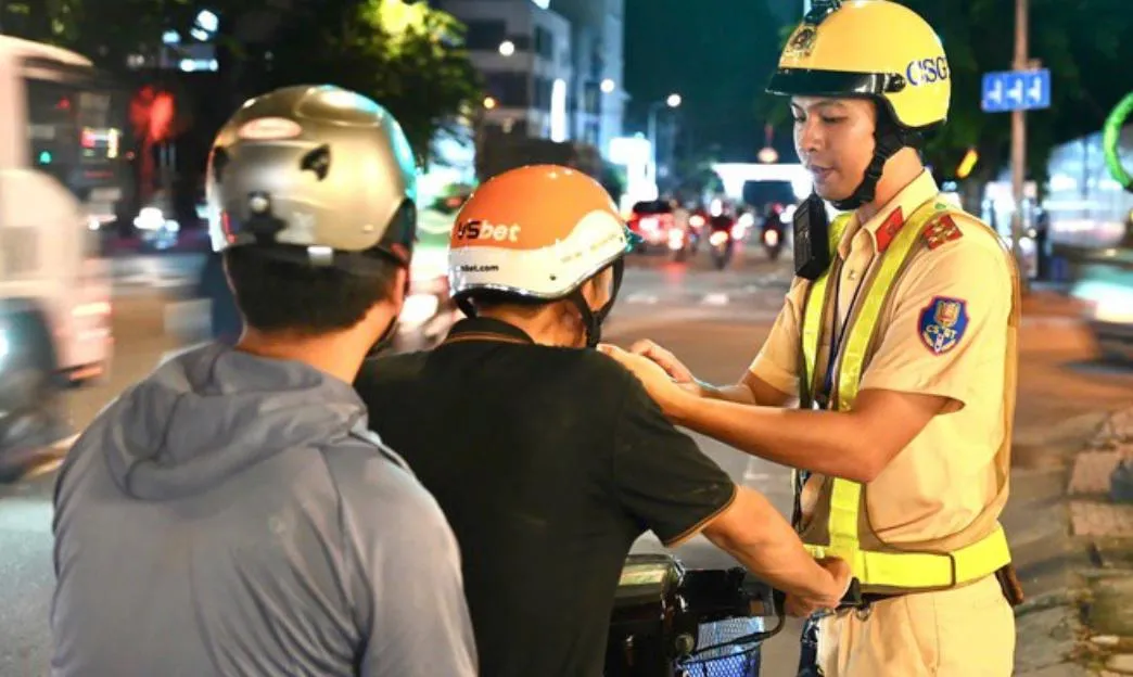 Tết không ngoại lệ: CSGT siết kiểm tra nồng độ cồn từ Mùng 1