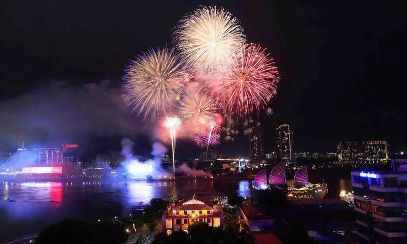 Pháo hoa rực sáng khắp cả nước trong thời khắc giao thừa Tết Bính Ngọ 2026