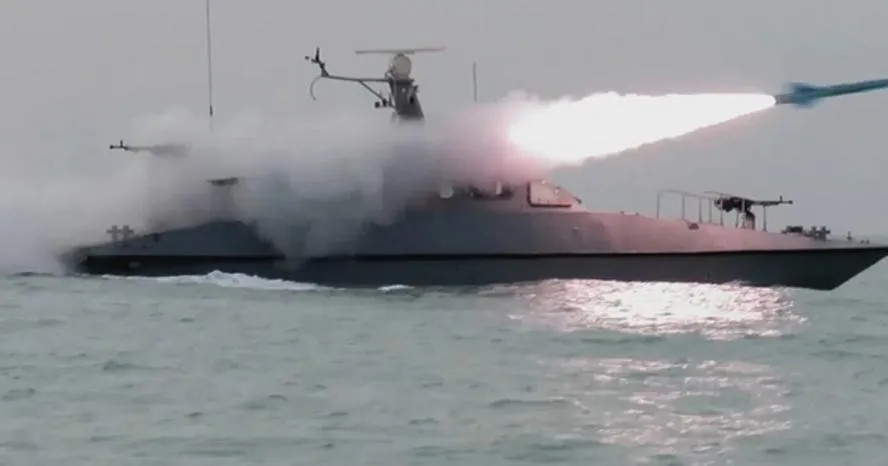 Iran diễn tập phóng tên lửa ra eo biển Hormuz