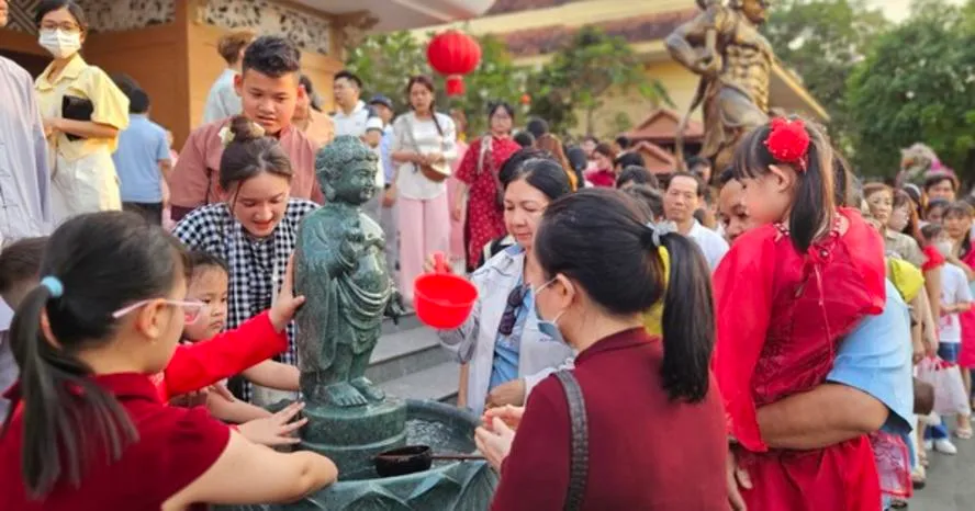 Chùa Hoằng Pháp: Chật kín người lễ Phật, hái lộc đầu năm