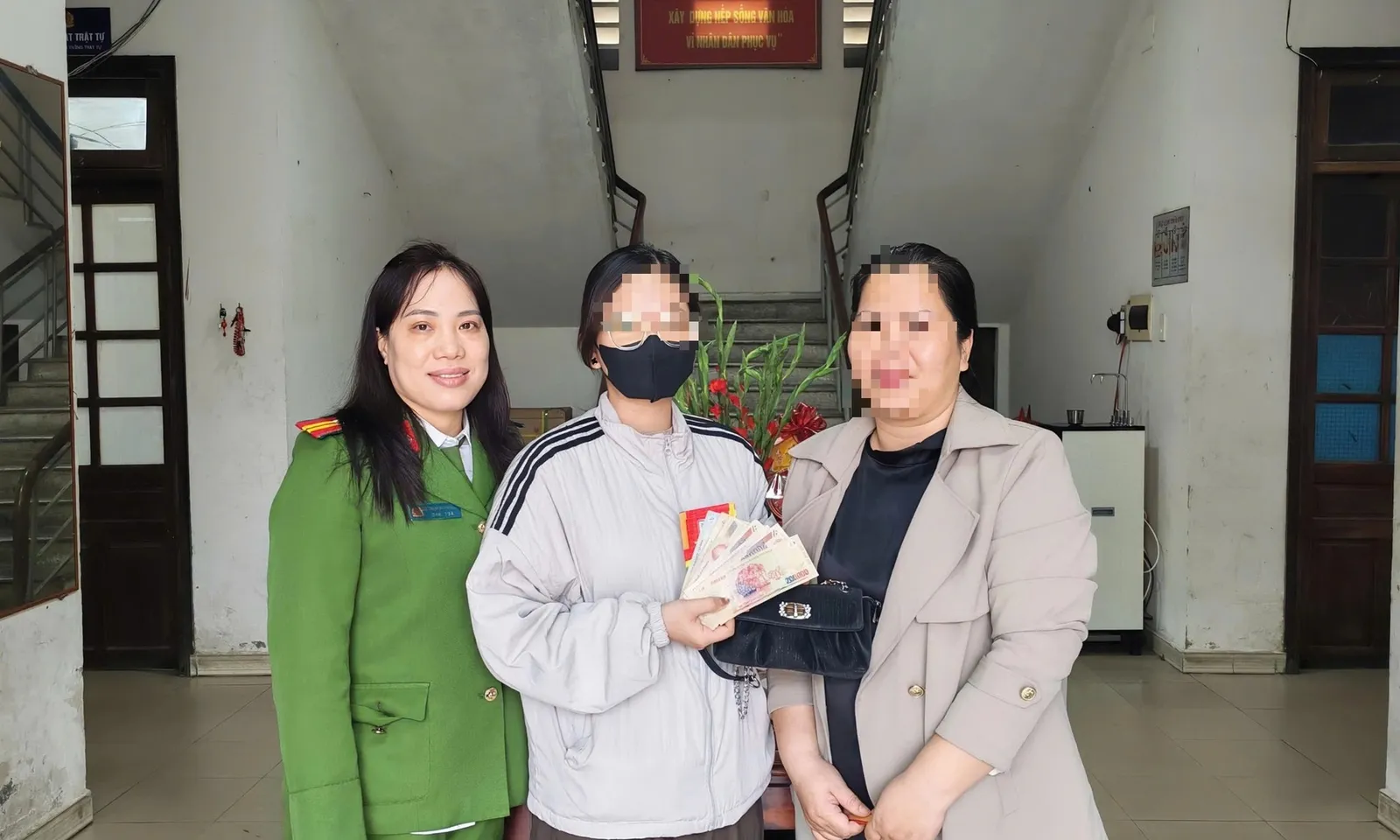 Nhặt được túi xách ở AEON Mall Huế, người phụ nữ trao lại cho chủ nhân