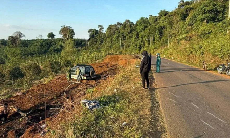 Va chạm với ô tô, hai vợ chồng cùng con trai tử vong