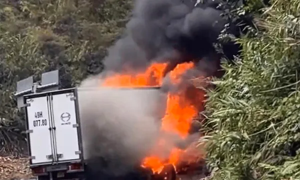 Khánh Hòa: Xe tải bốc cháy khi đổ đèo Khánh Lê - VOH