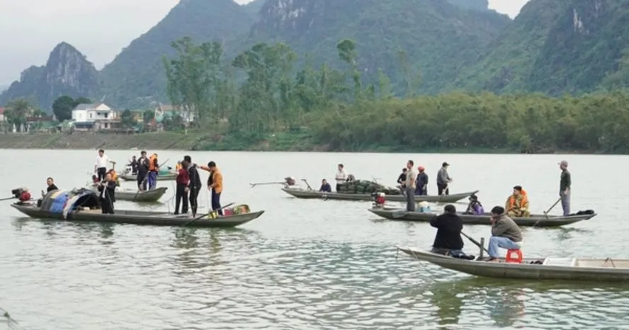 Bi kịch gia đình 7 người chìm thuyền trên sông khi đi chúc Tết