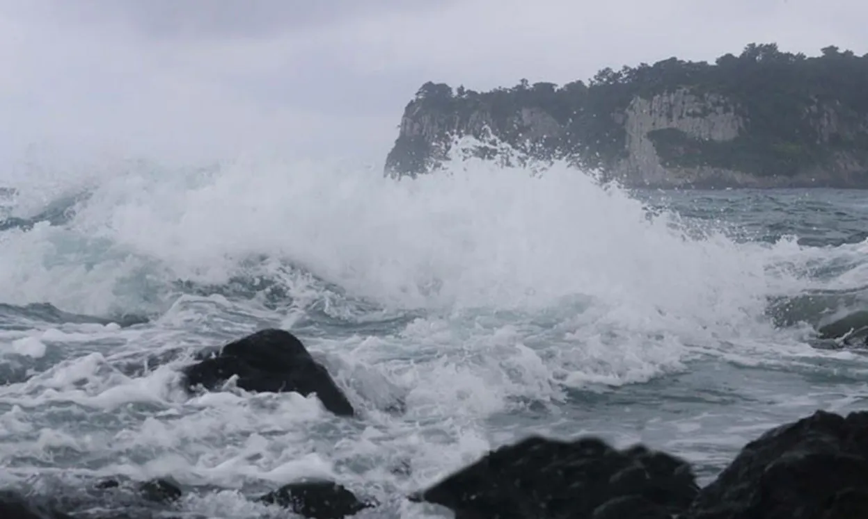 Đề nghị trao Huy hiệu “Tuổi trẻ dũng cảm” cho đại úy cứu 2 trẻ giữa biển động