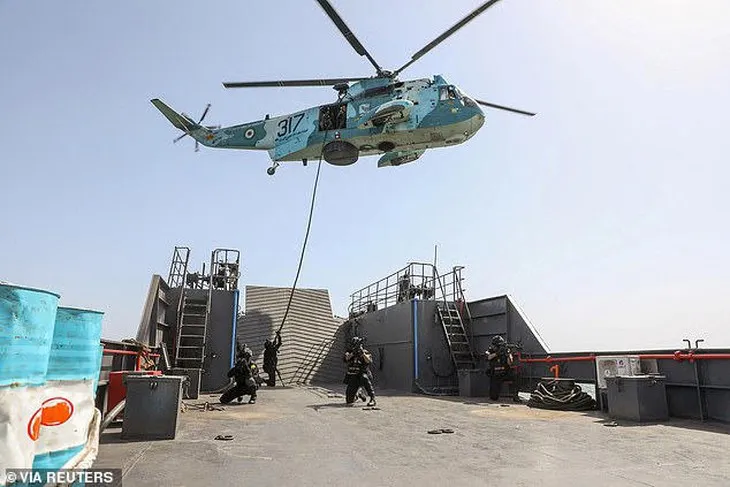 Các binh sĩ của Hải quân Iran tham dự cuộc tập trận hải quân chung giữa Iran và Nga - Ảnh REUTERS