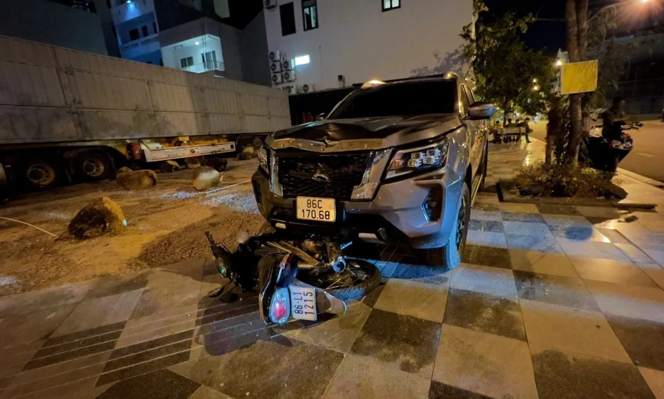 Phan Thiết: Ô tô kéo lê xe máy gần 1 km trong đêm, một người tử vong