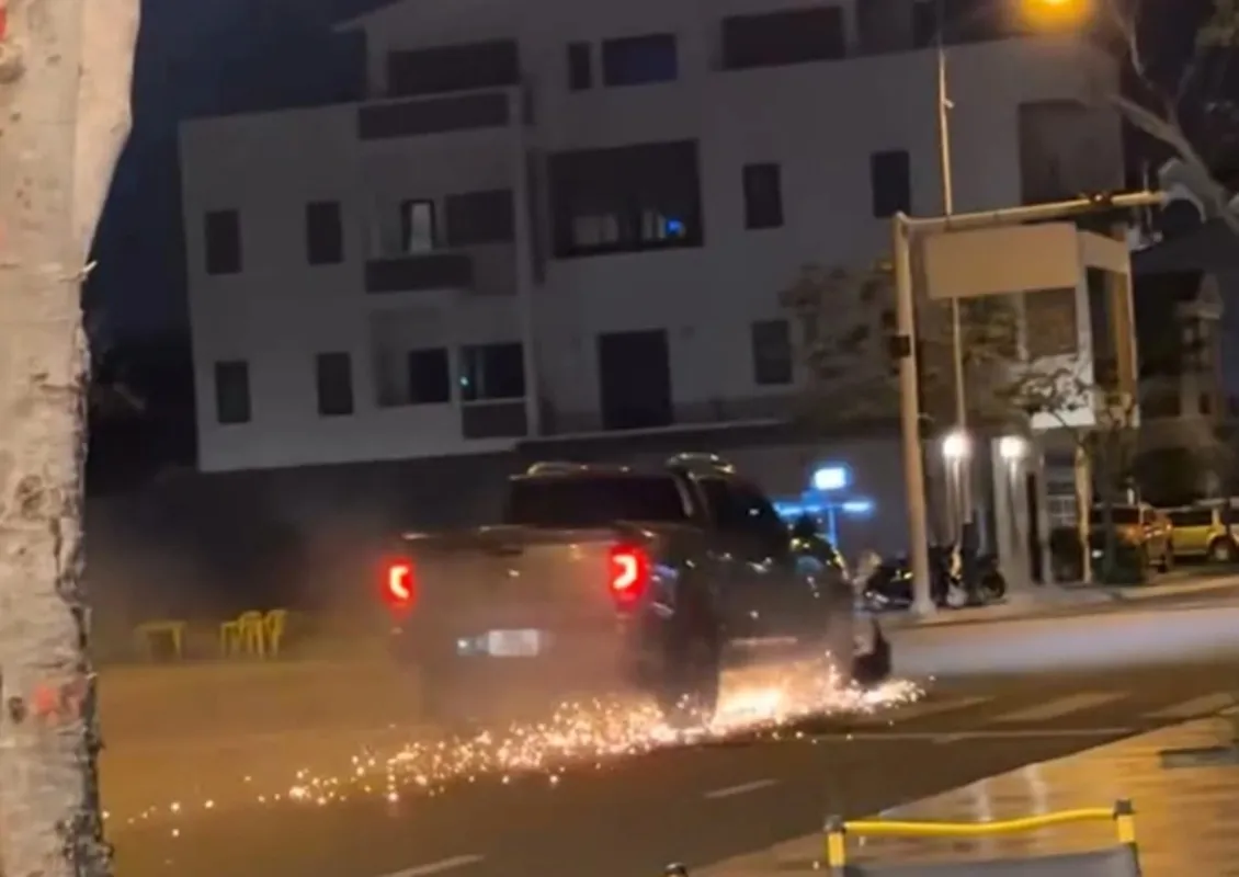 Chiếc ô tô kéo lê xe máy của nạn nhân trong khu phố biển Phan Thiết