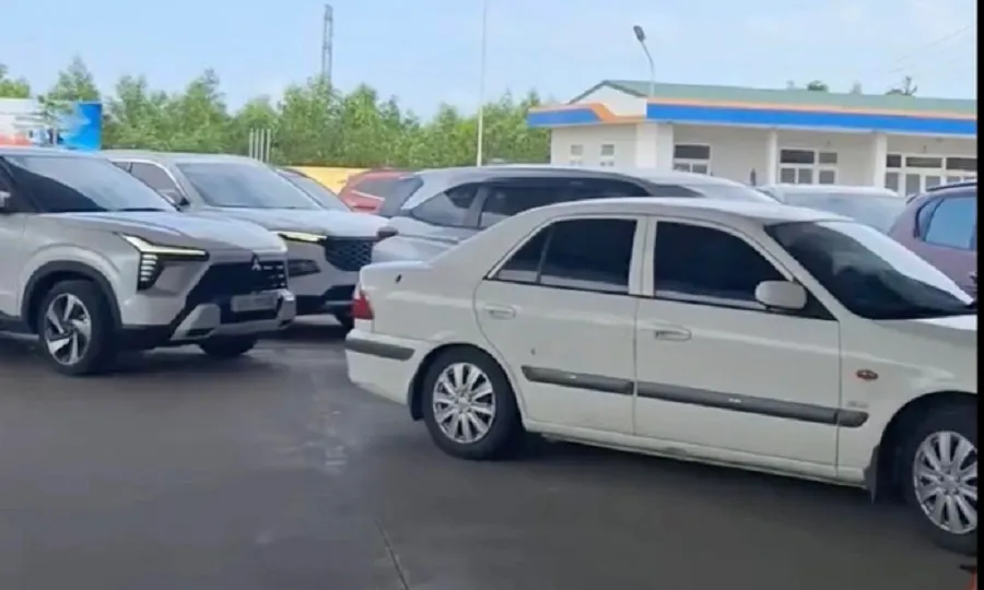 Cây xăng cao tốc La Sơn – Hòa Liên ùn tắc trưa mùng 4 Tết