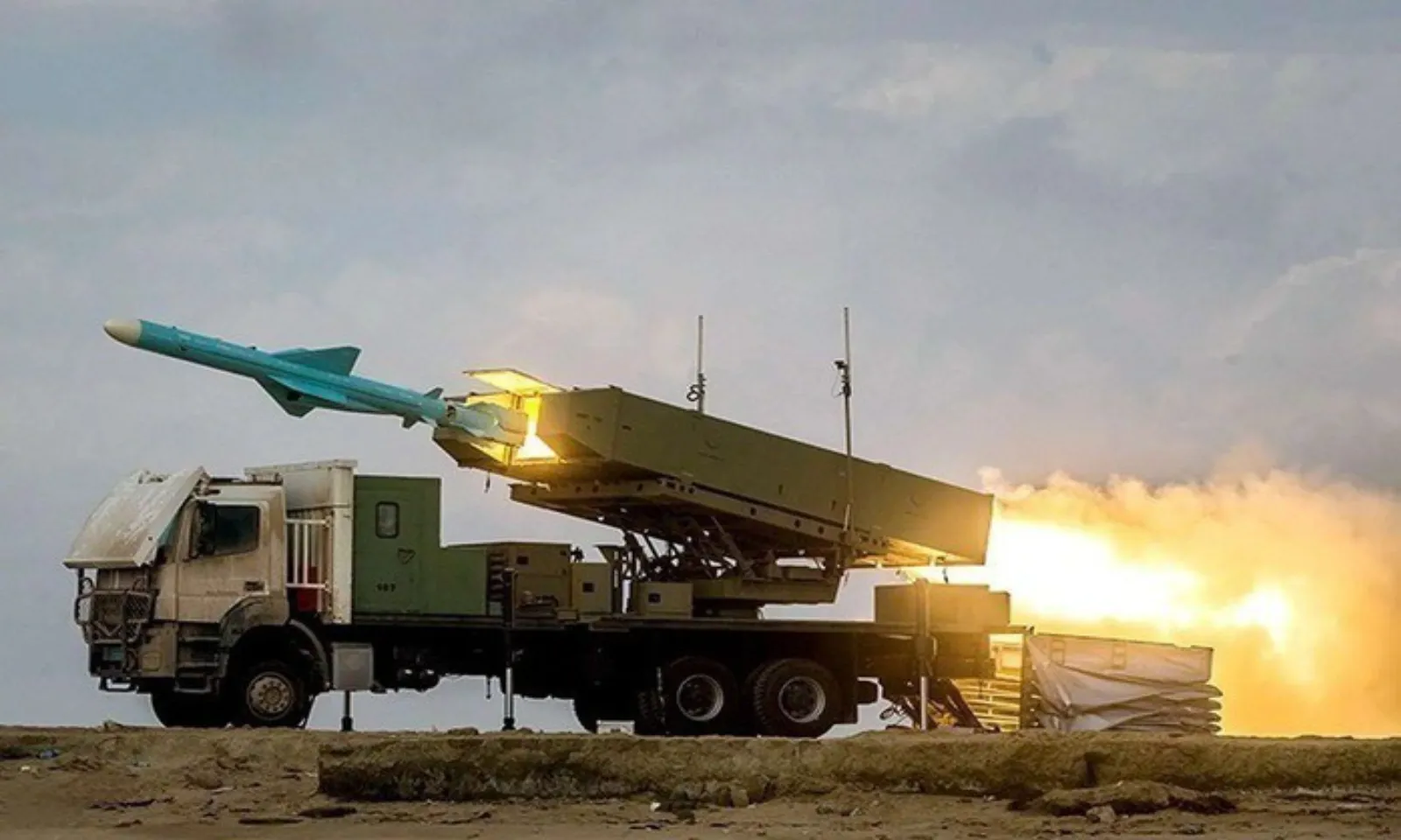 Iran dựng “lá chắn nhiều tầng” ở Hormuz, sẵn sàng kịch bản đối đầu Mỹ - Hình 1