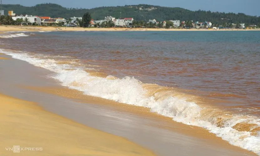 Biển Gia Lai xuất hiện dải nước màu đỏ dài hơn một km