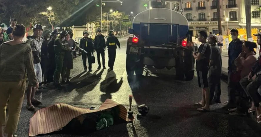 Tông vào xe bồn rửa đường, nam thanh niên mặc áo Grab tử vong