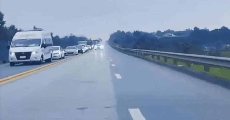 Nữ tài xế điều khiển xe đi sang làn ngược chiều trên cao tốc gây bức xúc