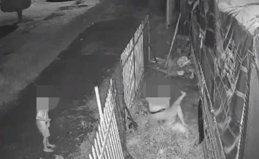 camera_ghi_lai_canh_nguoi_dan_ong_cam_dao_dam_truc_dien_vao_mot_nguoi_phu_nu_