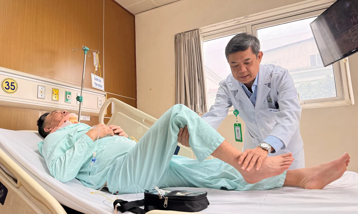 Điều trị thành công bệnh nhân Việt kiều sinh sống tại Anh bị hẹp ống sống cổ nặng