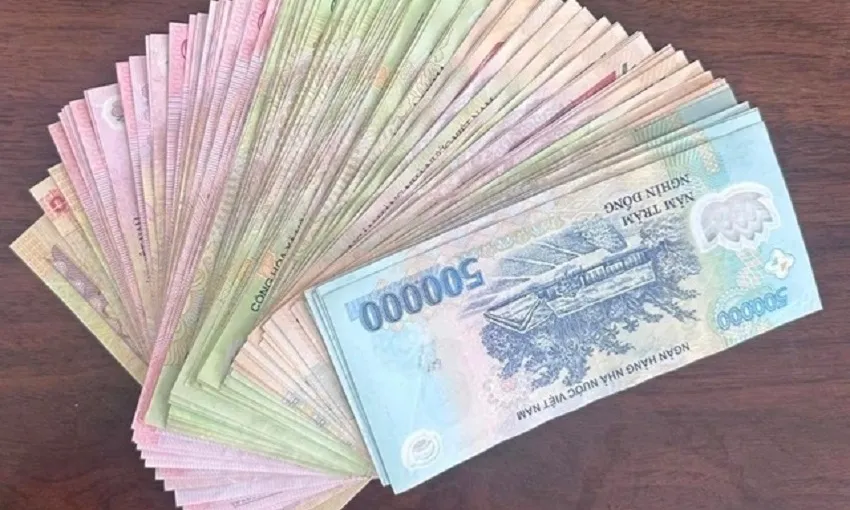 Nhặt được 16 triệu đồng, nhóm bạn trẻ nộp cho CSGT để trả cho chủ nhân