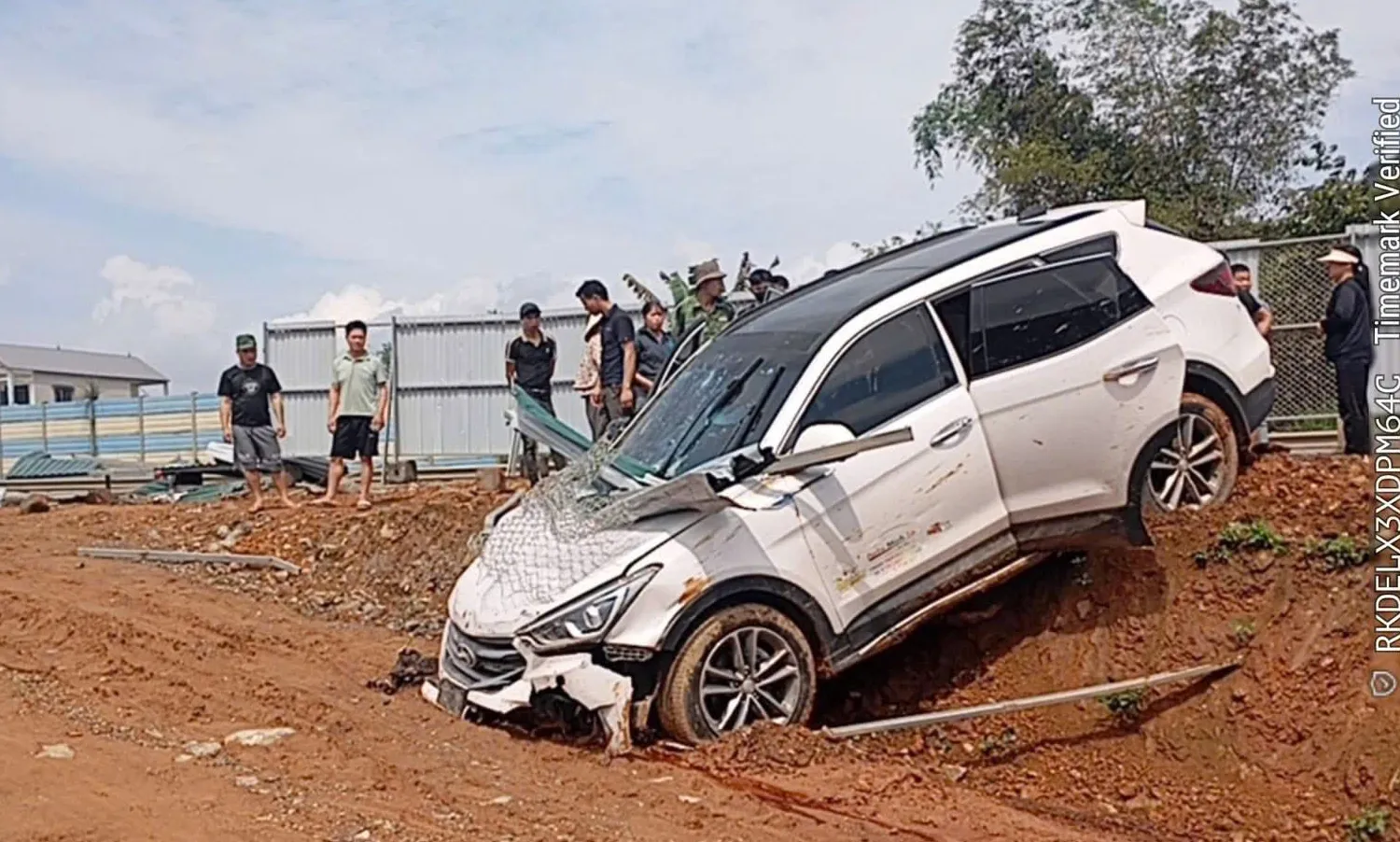 Ô tô mất lái trên cao tốc Nội Bài - Lào Cai, hai người bị thương nặng