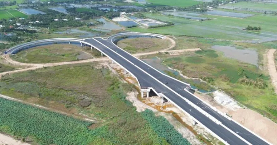 Hối hả trên công trường cao tốc Cao Lãnh - An Hữu ở Đồng Tháp