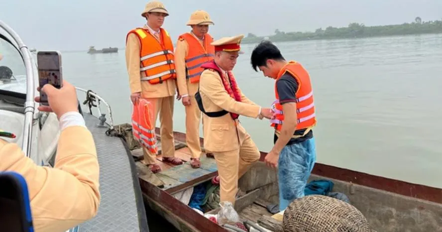 CSGT trao tặng áo phao cho dân thuyền chài trên sông Hồng