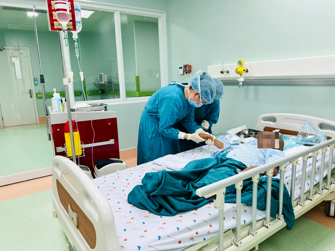 Bệnh nhi đang được truyền thuốc