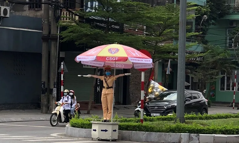 CSGT Ninh Bình dùng xe tuần tra chở người đàn ông nghi đột quỵ đi cấp cứu