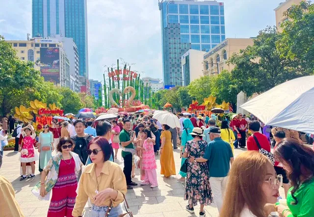 Đường hoa Nguyễn Huệ thu hút rất đông người dân đến tham quan, chụp hình. Ảnh internet