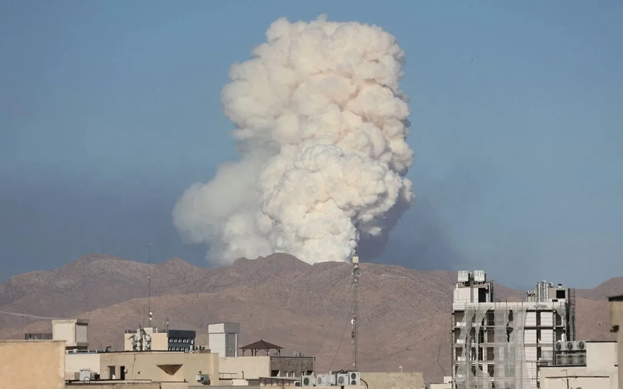 Israel tap kich Iran, Israel oanh tac Iran, khoi boc len tu thu do Tehran 18-6-2025 -WANA