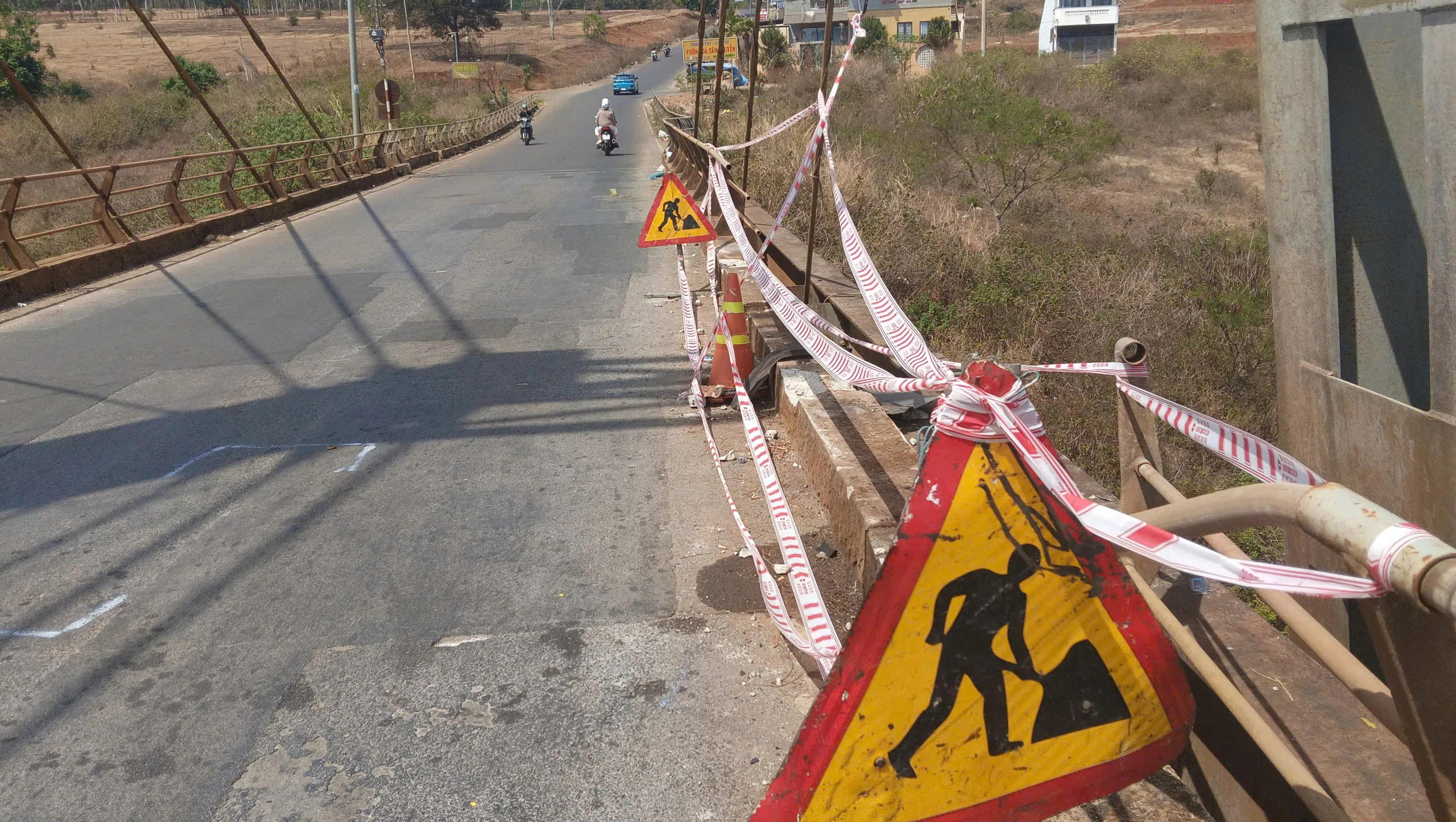 Lan can cầu hư hỏng nặng